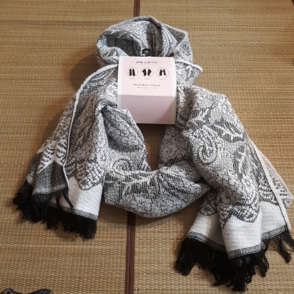 Absolutely beautiful blanket wrap scarf - Picture 3 of 6